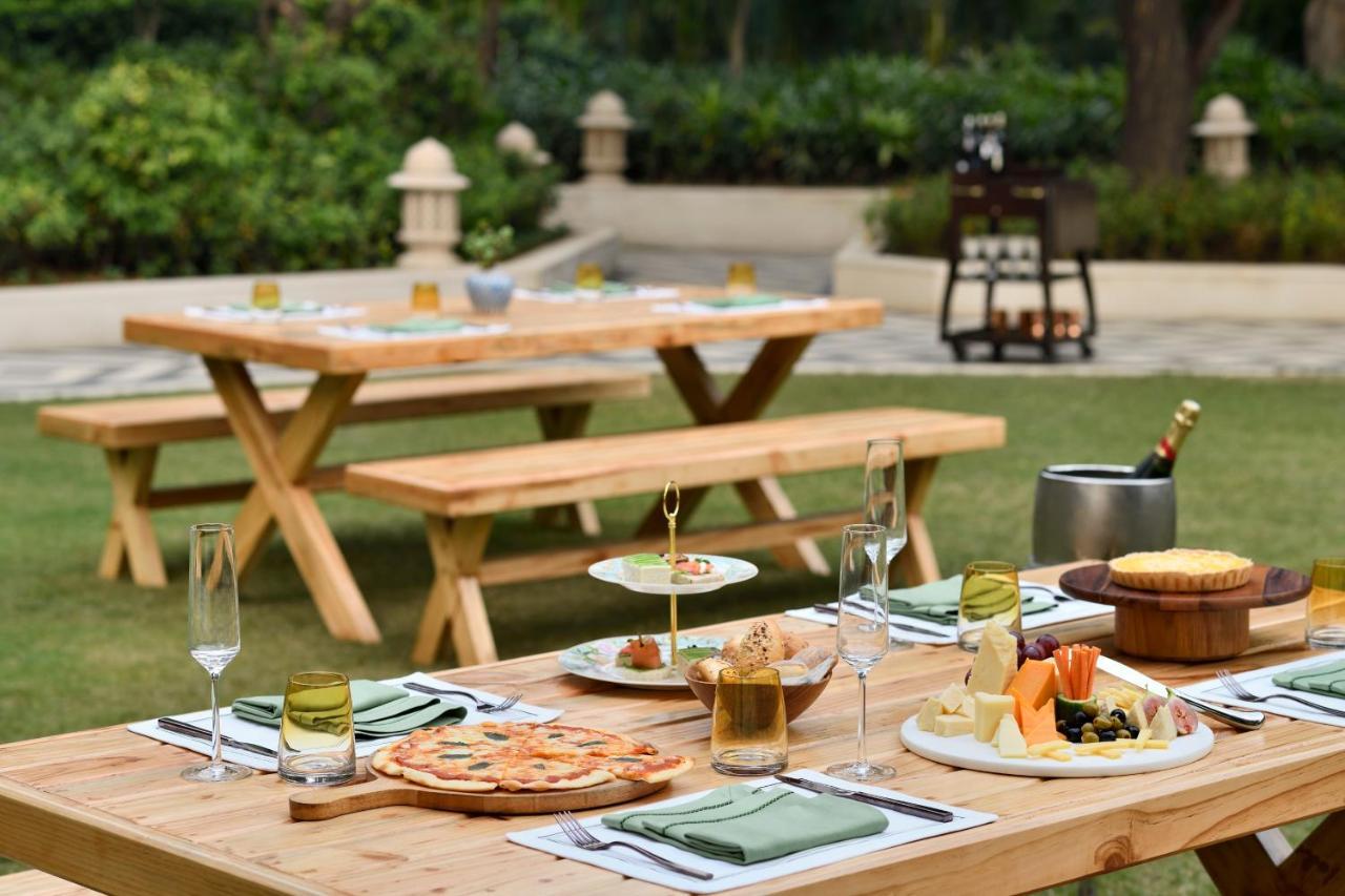 Taj Mahal, New Delhi Hotel Exterior photo A picnic table with a picnic spread